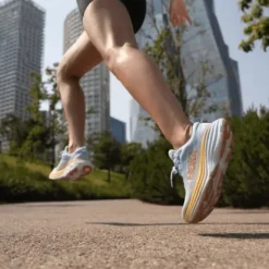 HOKA W Bondi 8 Max Cushioned Road Runner