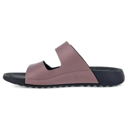 Women's ECCO 2ND COZMO offers unbeatable style and comfort.